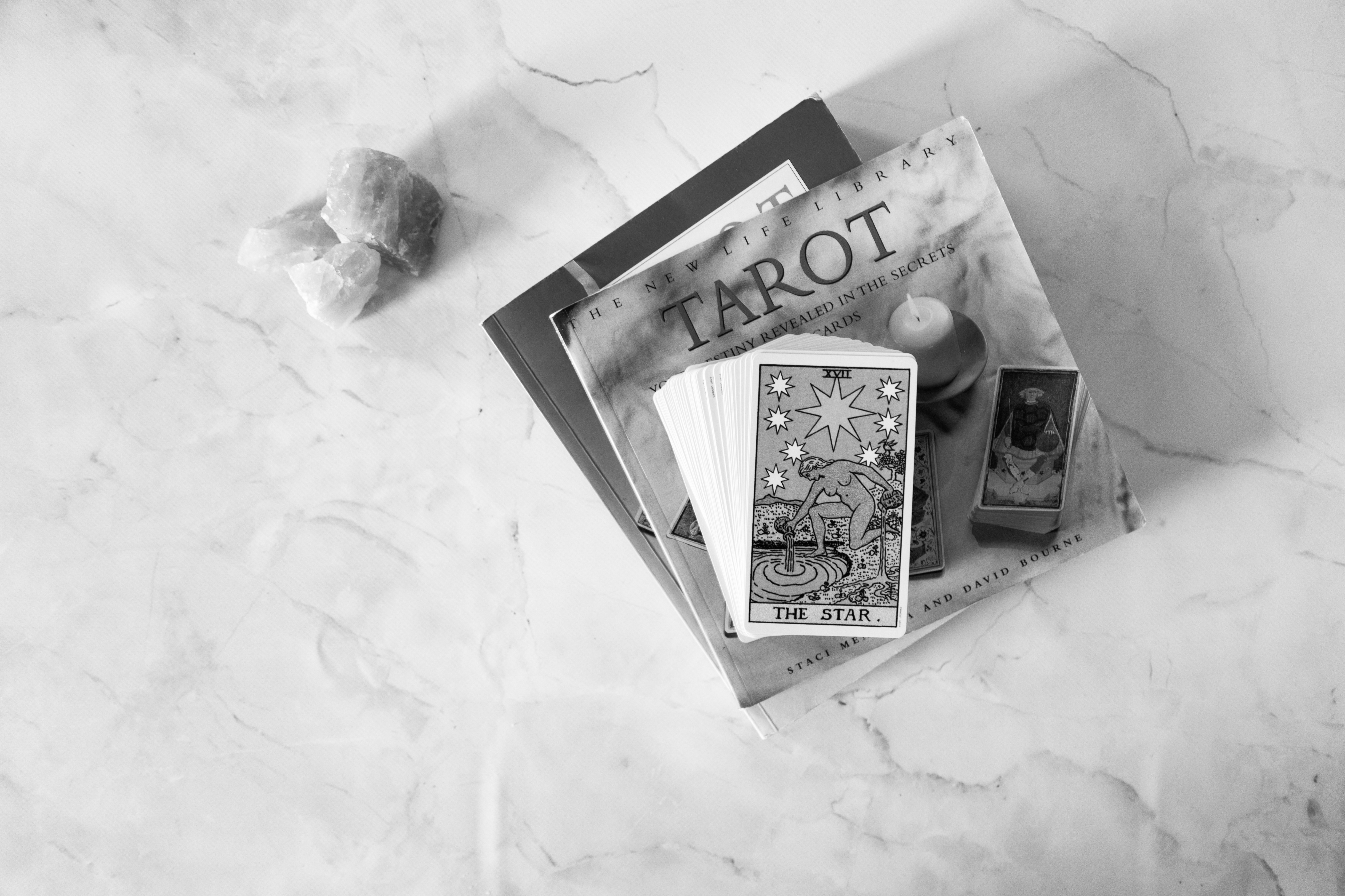 Was ist der Unterschied zwischen Tarot & Lenormand?