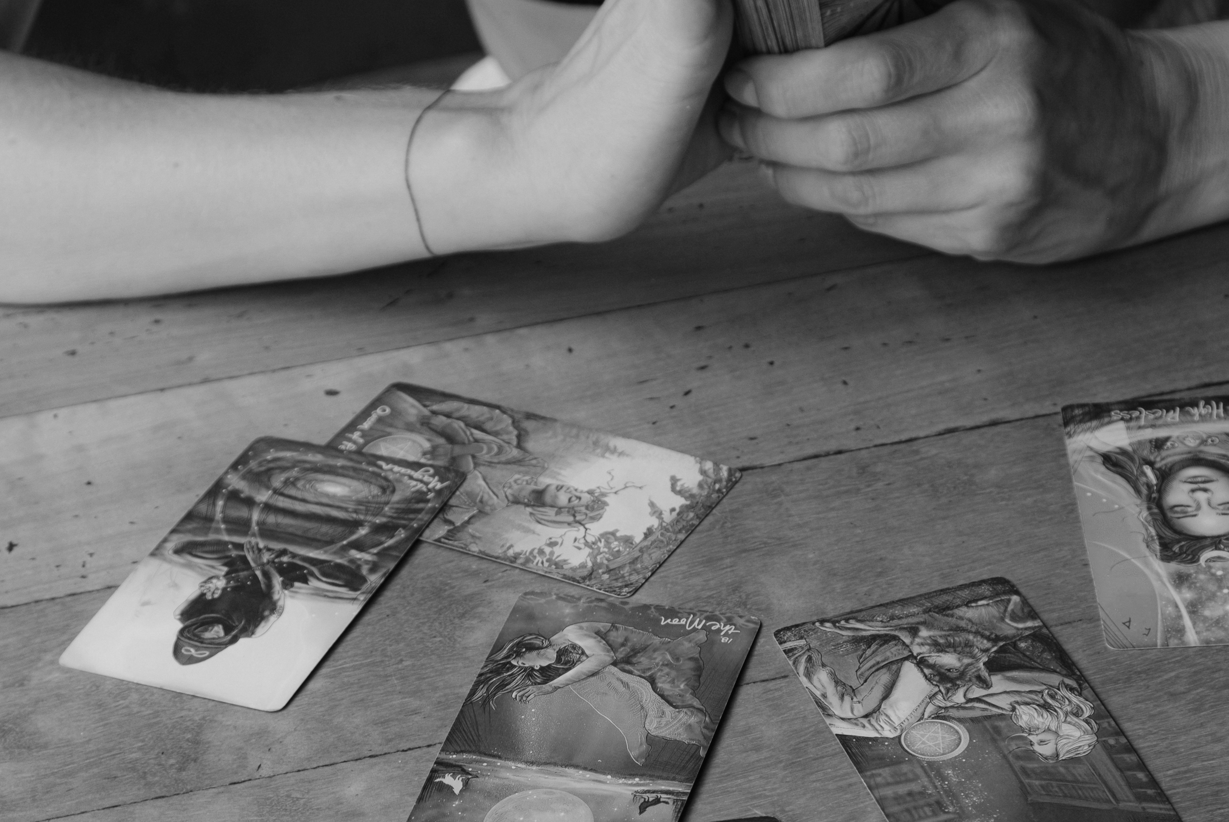 Was macht eine Kartenlegerin bzw. ein Kartenleger?